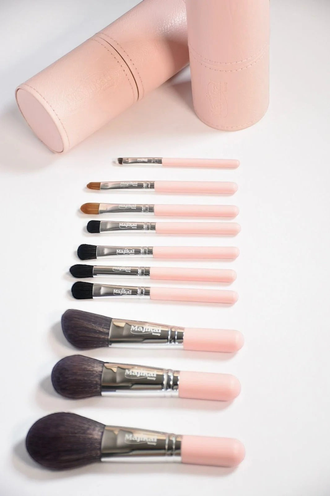 MaquiMarket Set de Brochas de Maquillaje Profesional en rosa pálido con cerdas ultrasuaves y mangos ergonómicos. Incluye estuche.
