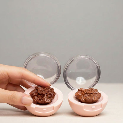 MaquiMarket bombones de chocolate con forma de rosas en estuche rosa, detalle floral para regalo.