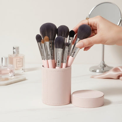 MaquiMarket Set de Brochas de Maquillaje Profesional en rosa pálido con cerdas suaves y mangos ergonómicos.